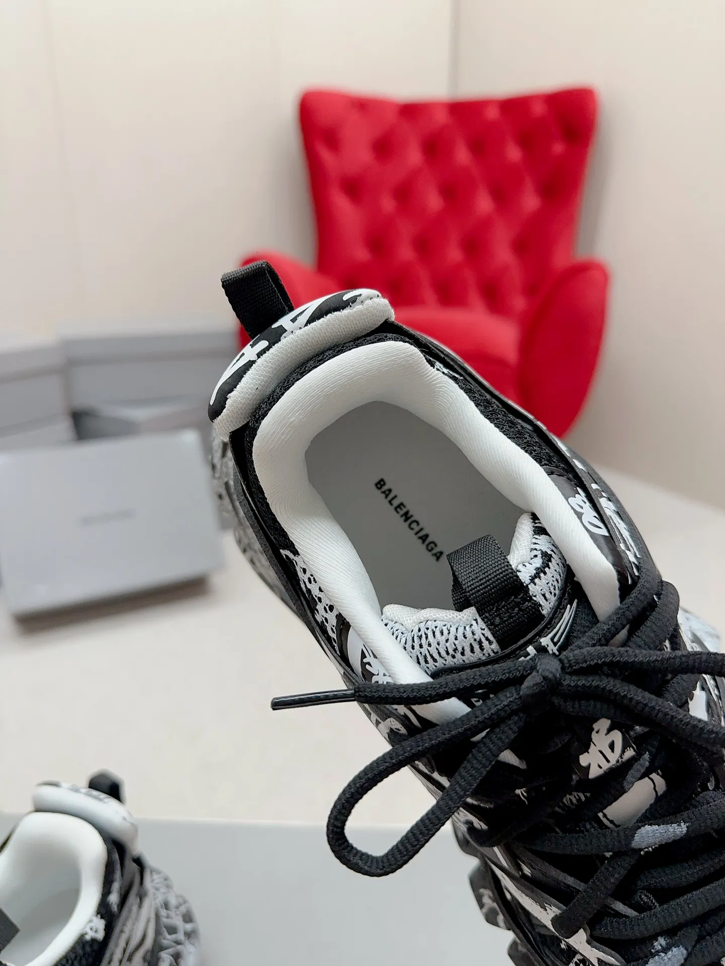 👟👟Ex-factory price 980👟👟 Men's size +10 𝐁𝐚𝐥𝐞𝐧𝐜𝐢𝐚𝐠𝐚|||𝐭𝐫𝐚𝗰𝐤 series 𝟑.𝟎Three generations of sports dad shoes‼ ️ [Top high-end quality from Dongguan Factory] Balenciaga dad shoes ~ super fashionable ~ full and three-dimensional shoes ~ amazing lines ~ very soft and light on the feet ~ super comfortable ~ versatile for commuting ~ can be paired with mid-calf socks, bell bottoms, wide-leg pants, overalls, very high-end ~ very manly and handsome ~ suitable for spring, summer, autumn and winter all year round... ⇢✈ Upper: Exclusive 1:1 original molded custom imported technical fabric mesh + imported cloth + 3M reflective strips [composed of 108 sub-pieces] ⇢✈Inner lining: Breathable mesh ⇢✈Outsole: Exclusive 1:1 original molded PU+TPU+EVA+rubber, a total of 13 sets of grinding tool combinations ⚠️Difference in market currency ~ high-end quality is definitely different ⇢✈𝐒𝐈𝐙𝐄Females: 35, 36, 37, 38, 39, 40 ⇢✈𝐒𝐈𝐙𝐄Men: 39, 40, 41, 42, 43, 44, 45